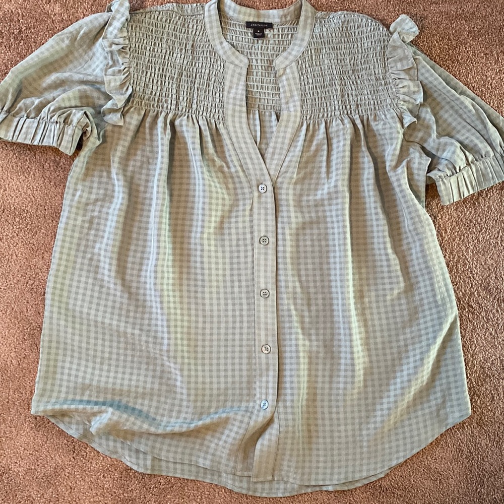 Sz M Ann Taylor short sleeve blouse